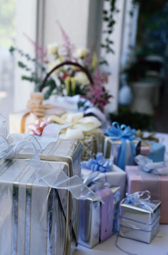 Is It Customary to Bring Wedding Gifts to a Reception?