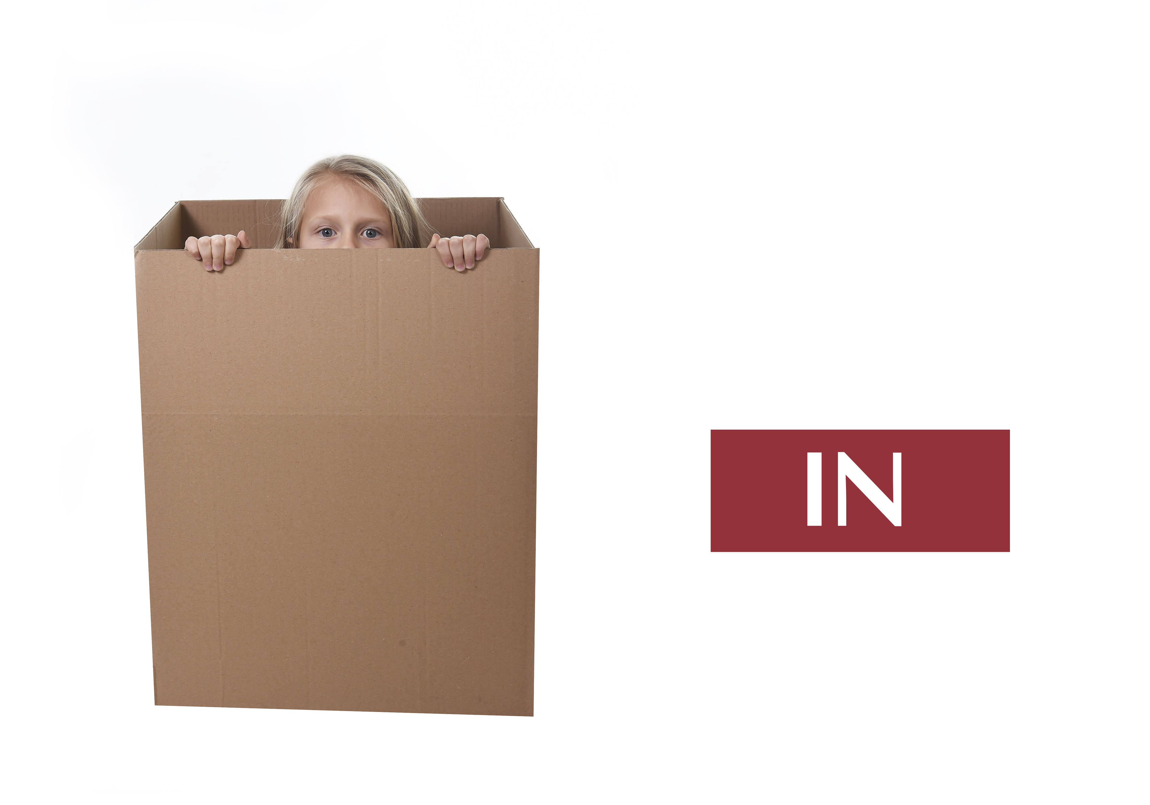 Ребенок прячется в коробке